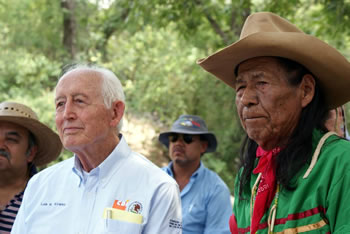 El Director General de la Comisión
Nacional para el Desarrollo de los Pueblos Indígenas, Luis H. Álvarez, y el Jefe de la Tribu
Kikapú avecindada en México, Chakoka Aniko.