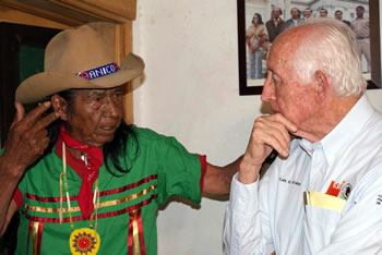 El Director General de la CDI, Luis H. Álvarez, y el Jefe de la Tribu
Kikapú, Chakoka Aniko